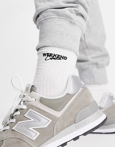Белые носки средней высоты в рубчик с вышитым логотипом ASOS Weekend Collective-Белый