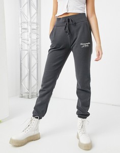 Серые спортивные брюки с логотипом на бедре Abercrombie & Fitch-Серый