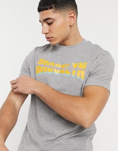 Серая меланжевая футболка с принтом в университетском стиле ASOS DESIGN-Серый