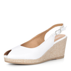 Белые босоножки на танкетке Tamaris