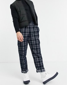 Короткие брюки с начесом в клетку с карманами карго ASOS DESIGN-Черный цвет