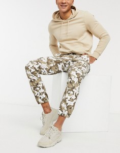 Суженные книзу брюки с камуфляжным принтом ASOS DESIGN-Многоцветный