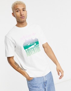 Белая футболка с принтом "Adventure" adidas Originals-Белый