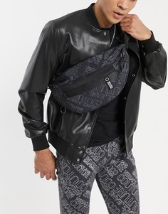 Черная сумка-кошелек на пояс с фиолетовым принтом логотипа Versace Jeans Couture-Черный цвет
