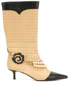 Chanel Pre-Owned сапоги с цепочками и искусственным жемчугом