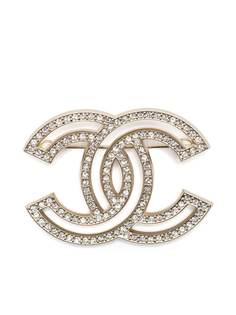 Chanel Pre-Owned брошь с кристаллами и логотипом CC