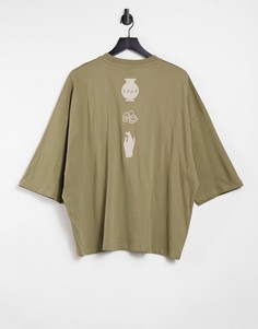 Футболка цвета хаки в стиле oversized с принтом на спине ASOS DESIGN-Зеленый цвет