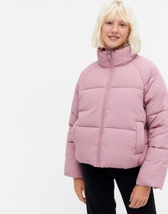 Укороченный розовый пуховик Monki Sue