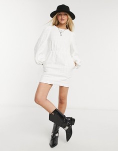 Белое платье с присборенной юбкой и большим воротником In The Style x Lorna Luxe-Черный цвет