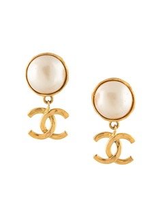 Chanel Pre-Owned серьги с искусственным жемчугом и логотипом CC