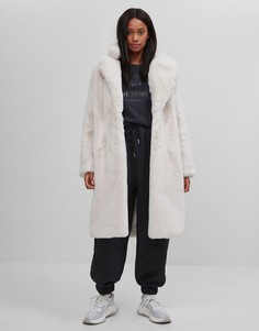 Длинное пальто из искусственного меха светло-бежевого цвета Bershka-Кремовый