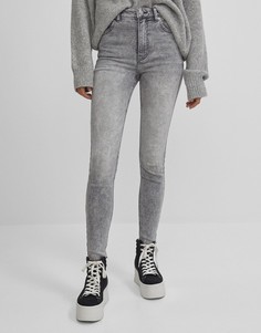 Зауженные джинсы с высокой талией и эффектом кислотной стирки Bershka-Серый