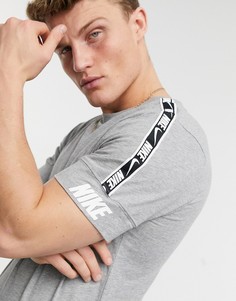 Серая футболка с фирменной тесьмой Nike Repeat Pack-Серый