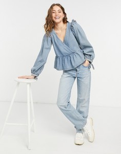 Голубая выбеленная блузка из мягкого денима с баской и запахом ASOS DESIGN-Голубой