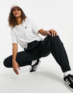 Белая футболка с небольшим логотипом adidas Originals Essential-Белый