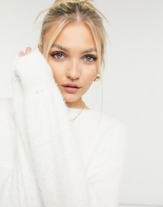 Белый пушистый джемпер с объемными рукавами New Look