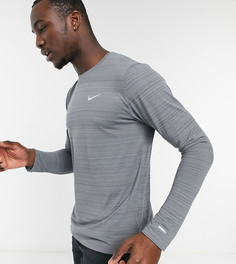 Серый лонгслив Nike Tall Running Essentials