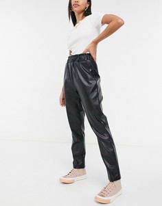 Черные брюки из искусственной кожи с эластичным поясом Bershka-Черный цвет Pieces