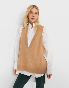 Бежевый вязаный oversized-жилет с V-образным вырезом Stradivarius