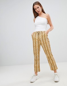 Брюки клеш из винила со змеиным узором ASOS DESIGN-Мульти