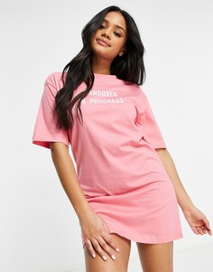 Розовое платье-футболка для дома с принтом надписи "Hangover In Progress" Threadbare-Розовый цвет