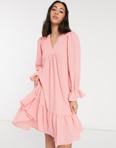 Розовое платье мини из фактурной ткани с V-образным вырезом и заниженным присборенным подолом Y.A.S-Розовый цвет