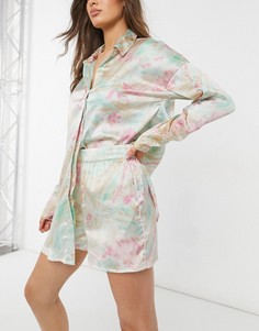 Атласный пижамный комплект премиум-класса из рубашки и длинных шортов с многоцветным мраморным рисунком ASOS DESIGN-Многоцветный