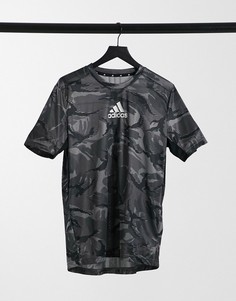 Серая футболка с камуфляжным принтом adidas Training-Зеленый