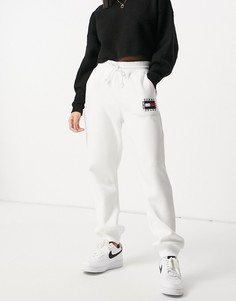 Белые спортивные брюки узкого кроя с логотипом-флагом от комплекта Tommy Jeans-Белый
