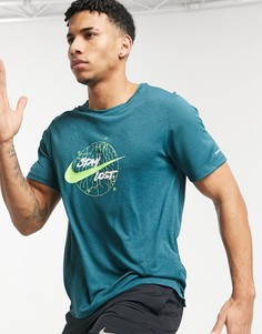 Бирюзовая футболка с принтом планеты и логотипа Nike Running Wild Run-Зеленый цвет