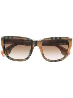 Burberry Eyewear солнцезащитные очки в массивной оправе в полоску Icon Stripe