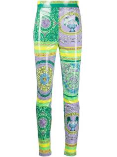 Versace глянцевые брюки с принтом Barocco