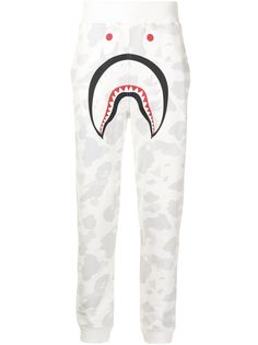 A BATHING APE® спортивные брюки кроя слим с камуфляжным принтом
