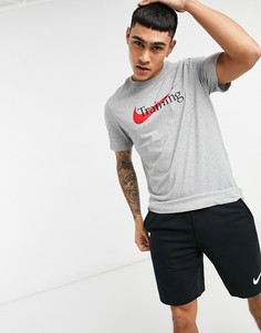 Серая футболка с графическим логотипом Nike Training-Серый