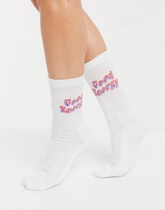 Белые носки до середины голени в рубчик с надписью "Good Energy" ASOS DESIGN-Белый