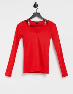 Красный топ с V-образным вырезом, разрезами и цепочками River Island