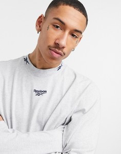 Светло-серый лонгслив от комплекта Reebok Classics
