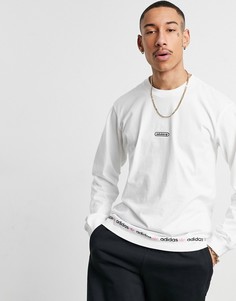 Белый лонгслив с горизонтальным повторяющимся принтом логотипа adidas Originals