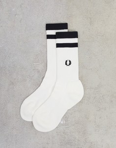 Белые носки с двумя полосками и вышитым логотипом Fred Perry-Белый
