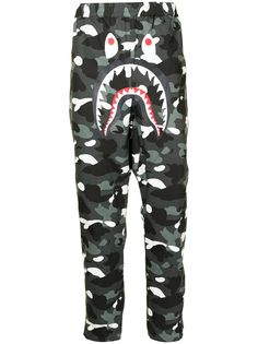 A BATHING APE® брюки с камуфляжным принтом