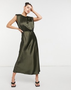 Атласное платье миди цвета хаки без рукавов с подплечниками ASOS DESIGN-Зеленый цвет