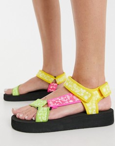 Разноцветные спортивные сандалии с застежкой и платочным принтом ASOS DESIGN-Многоцветный