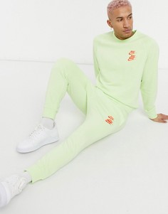 Джоггеры лаймового цвета с графическим принтом и манжетами Nike World Tour Pack-Зеленый цвет