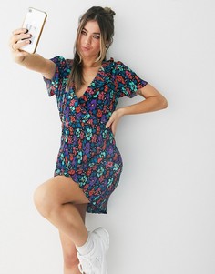 Плиссированное платье мини с запахом, оборками и цветочным принтом ASOS DESIGN-Черный цвет