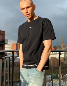 Черная футболка с повторяющимся логотипом adidas Originals-Черный цвет