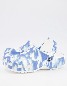 Классические кроксы бело-голубого цвета с принтом в виде облаков Crocs-Голубой
