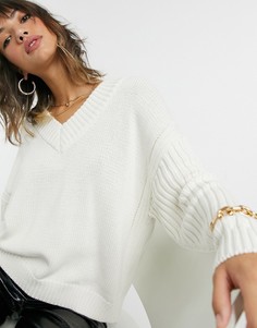 Кремовый джемпер с V-образным вырезом и рукавами в рубчик ASOS DESIGN-Белый