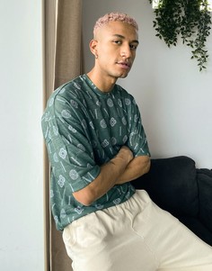 Свободная футболка цвета хаки со сплошным принтом монограммы ASOS DESIGN-Зеленый цвет