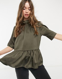 Свободная оливковая блузка с баской, короткими рукавами и высоким воротом ASOS DESIGN-Зеленый цвет