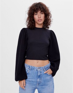 Черный топ с фактурными объемными рукавами Bershka
